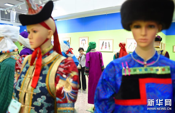 9月5日，市民在观看蒙古族传统刺绣作品。