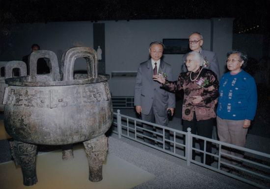 2004年，上海博物馆举办了“潘达于捐赠大盂鼎、大克鼎回顾特展”，潘达于（中）出席