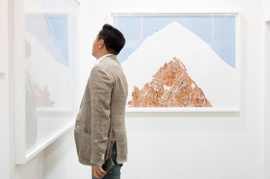 　　影像上海艺术博览会今年已经进行到第三届，9月8日在上海展览中心举行了预览会，国际化程度之高成为此博览会的要义。 澎湃新闻记者 朱伟辉 图