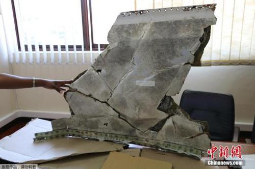 资料图：此前在莫桑比克发现的疑似马航MH370航班的碎片。