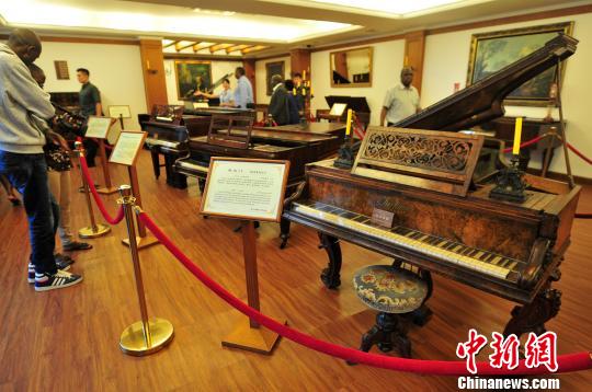 9月9日，许多中外游客来到位于厦门鼓浪屿的钢琴博物馆参观。　张斌　摄