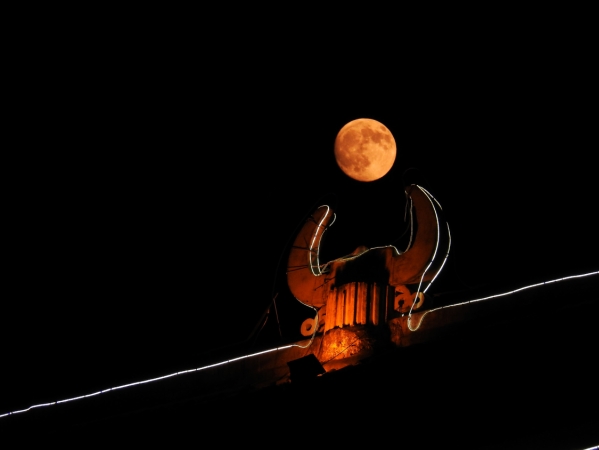 9月15日是中秋节，这是在贵州省剑河县苗岭山城拍摄的月亮。