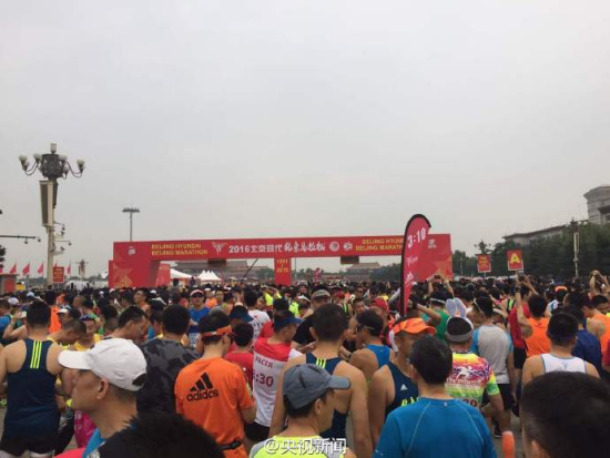 2016年北京马拉松鸣枪开跑3万人如同长龙（图）