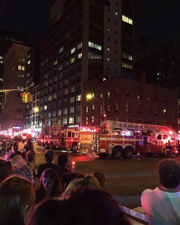 美国纽约爆炸造成建筑物受损 多人被救护车送离