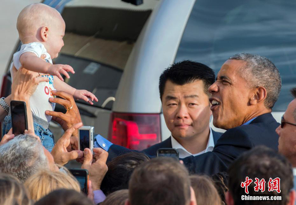又变孩子王 奥巴马抵达机场不忘逗宝宝