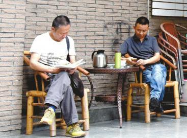 老 张（左）是小人书店的铁 杆“ 连友”，他们认识23年了，老张看小人书也从青壮年看成了退休大爷。