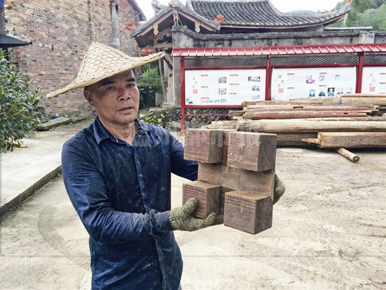 图为泰顺县筱村镇玉溪村的村民正在整理抢救回来的文兴桥木构件。通讯员 钟晓波 摄