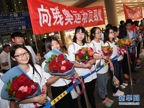 9月20日，北京建筑大学学生代表在首都国际机场等候残奥代表团抵达。 新华社记者贺长山摄 图片来源：新华网