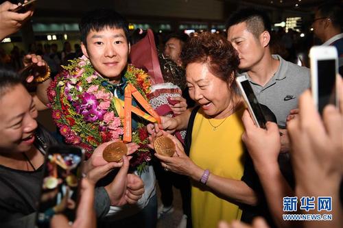 9月20日，接机民众与里约残奥会男子乒乓球冠军葛杨（左二）合影。当日，里约残奥会中国代表团抵达北京首都国际机场，受到接机民众的热烈欢迎。 新华社记者贺长山摄 图片来源：新华网