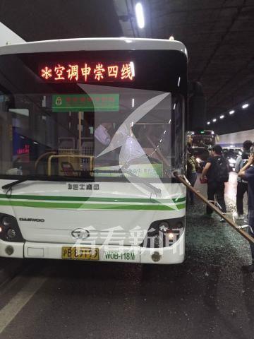 上海长江隧道内一公交车遭钢管袭击 司机受伤