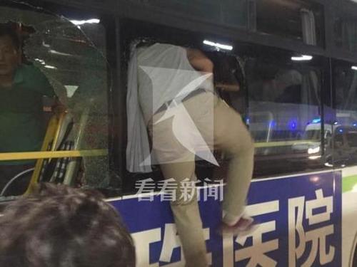 上海长江隧道内一公交车遭钢管袭击 司机受伤