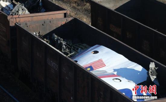当地时间2014年11月23日，乌克兰顿涅茨克，MH17坠毁客机的残骸装上火车，将运往哈尔科夫。