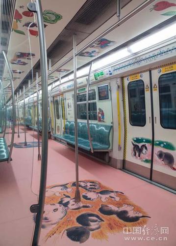 北京首辆书香地铁专列今日正式开通