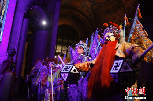 当地时间9月27日晚，华美协进社90周年庆典晚宴在纽约举行，来自北京的京剧艺术家演出了一场融合了摇滚、说唱的京剧跨界秀获得现场宾朋喝彩。 中新社记者 廖攀 摄