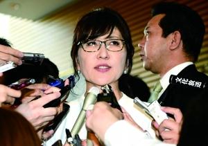 日本新任女防卫大臣首次答辩被问哭