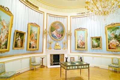 椭圆形客厅里陈列着法国洛可可风格的油画，其中最具代表性的两幅分别为布歇的篷巴杜夫人画像和弗拉戈纳尔的《秋千》。