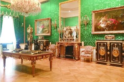 装饰着著名的法国布勒家具的大客厅。
