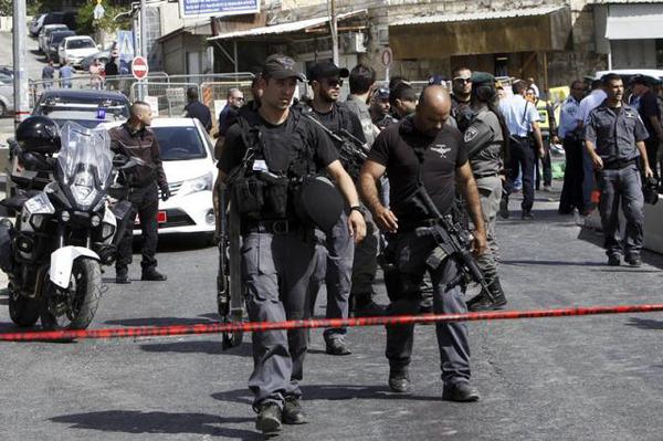 10月9日，以色列警察在耶路撒冷的枪击现场警戒。 （新华社/美联）