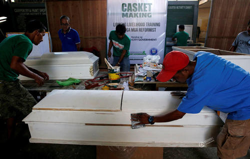 这些简易棺材材质为胶合板，表面刷上白漆。当地政府官员说，它们将被提供给无法承担葬礼费用的贫困户。