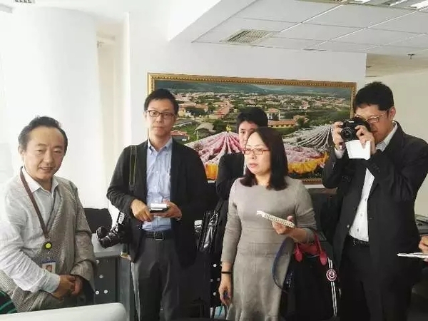 四川康巴藏语卫视频道副总监益西彭措（左一）向日本新闻代表团介绍情况