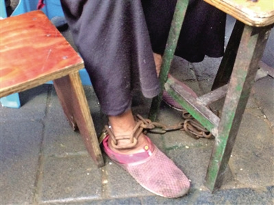 张婆婆右脚被锁上了铁链。 沙区警方供图