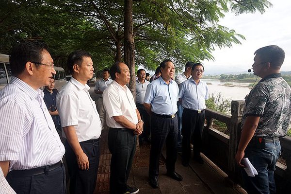 10月13日上午，刘晓峰、龚建明一行考察瑞丽姐告段界河治理工程