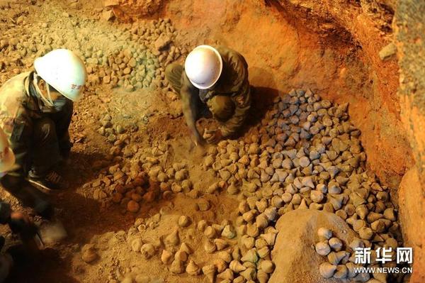 考古人员在亥母寺洞窟遗址内进行发掘（10月15日摄）。1