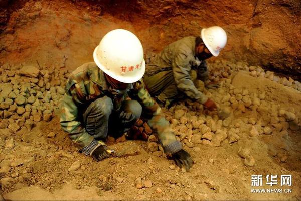 考古人员在亥母寺洞窟遗址内进行发掘（10月15日摄）。新华社记者 连振祥 摄