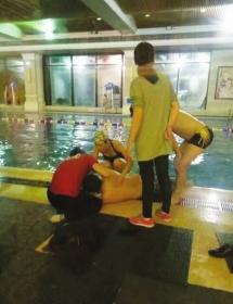 男子泳池溺水 美女护士跪地施救走红朋友圈(图)
