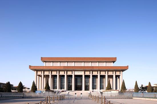 中华门原址于1977年建毛主席纪念堂
