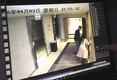 今年4月5日，一女房客在酒店走廊遭陌生男子强行拖拽。资料图片 监控视频截图