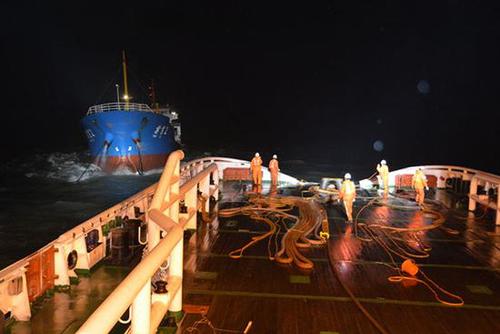 长江口水域一油船故障遇险 17名船员随船成功获救