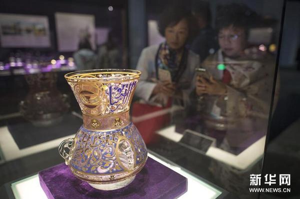 10月28日，参观者在湖北省博物馆欣赏展品。