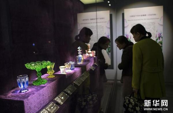 10月28日，参观者在湖北省博物馆欣赏展品。1