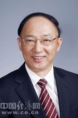 刘鹏，男，1951年9月生，重庆市人，1979年5月加入中国共产党，1969年1月参加工作，重庆大学机械工程系固体力学专业研究生毕业，工学硕士。