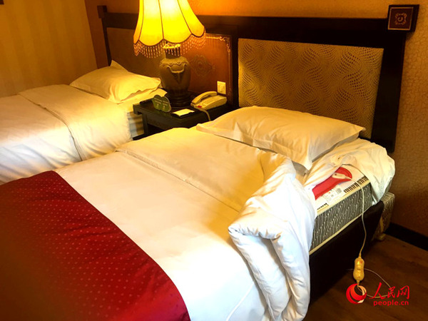 （游客张明住宿的四星级标准的甲蕃古城·假日酒店需要用电热毯取暖。）