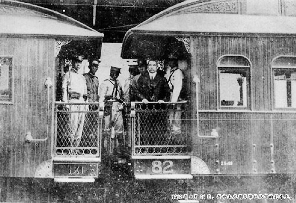 1912年8月24日，孙中山在离天津赴北京的列车上。