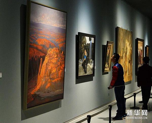 11月3日，观众在欣赏画作。　