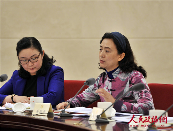 吴国华委员（左）在双周协商座谈会上发言。