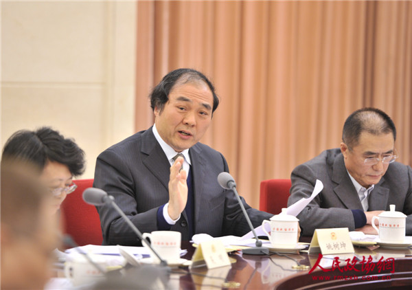 姚树坤委员（中）在双周协商座谈会上发言。