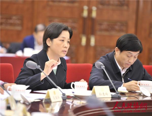 孙慧玲委员（左）在双周协商座谈会上发言。