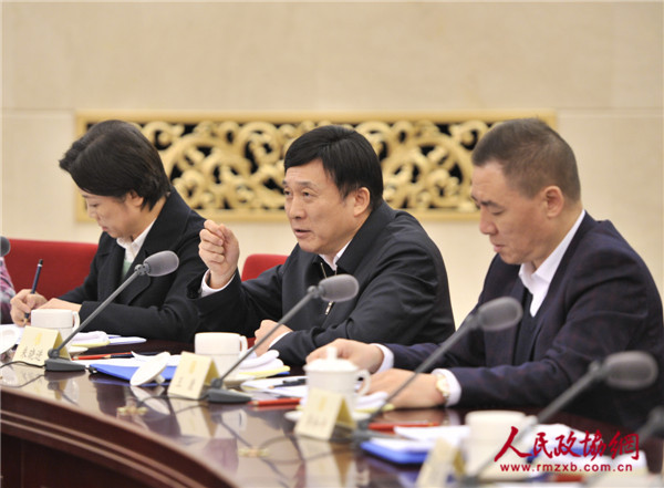 朱晓进委员（中）在双周协商座谈会上发言。