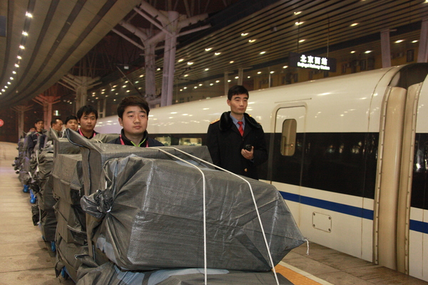 11月10日凌晨，正在装载快件，即将从北京西站始发的高铁快运列车。李溢春  摄影