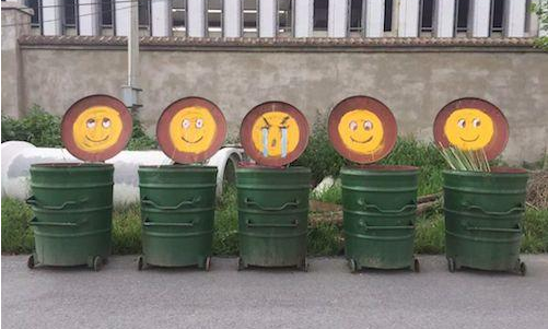 童昆鸟在垃圾桶上的创作：在桶盖上画上Emoji的表情。