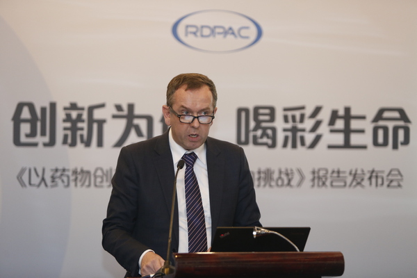 中国外商投资企业协会药品研制和开发行业委员会（RDPAC）执行总裁狄思杰（Mike Dethick）为大家致辞