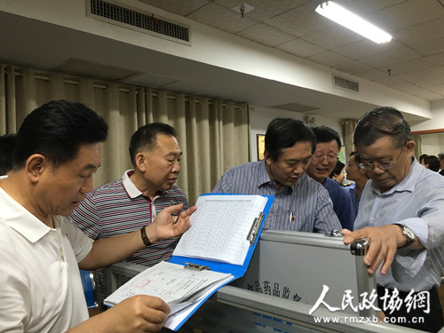 9月9日下午，全国政协委员们在湖南省湘潭市食品药品监管局岳塘分局高新监管所进行考察。