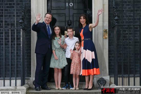 当地时间2016年7月13日，英国伦敦，英国首相卡梅伦与夫人及三个孩子一同告别唐宁街十号。卡梅伦发表告别演讲，并与家人一起拥抱、合影。