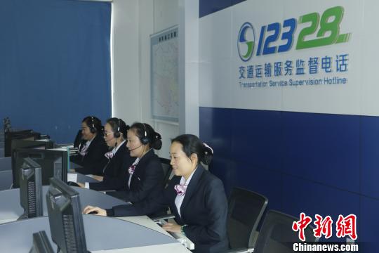 青海省交通运输服务监督电话“12328”可提供汉藏双语服务。(资料图) 钟欣 摄