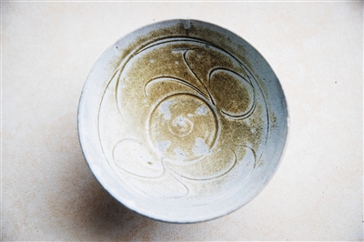 南宋酱釉瓷碗。本版图片均由海南日报记者 宋国强 摄