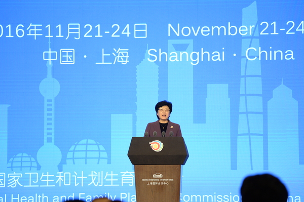 三、国家卫生计生委主任李斌在开幕论坛上做了题为《建设健康中国，增进人民福祉》的主旨发言。赵安平  摄影